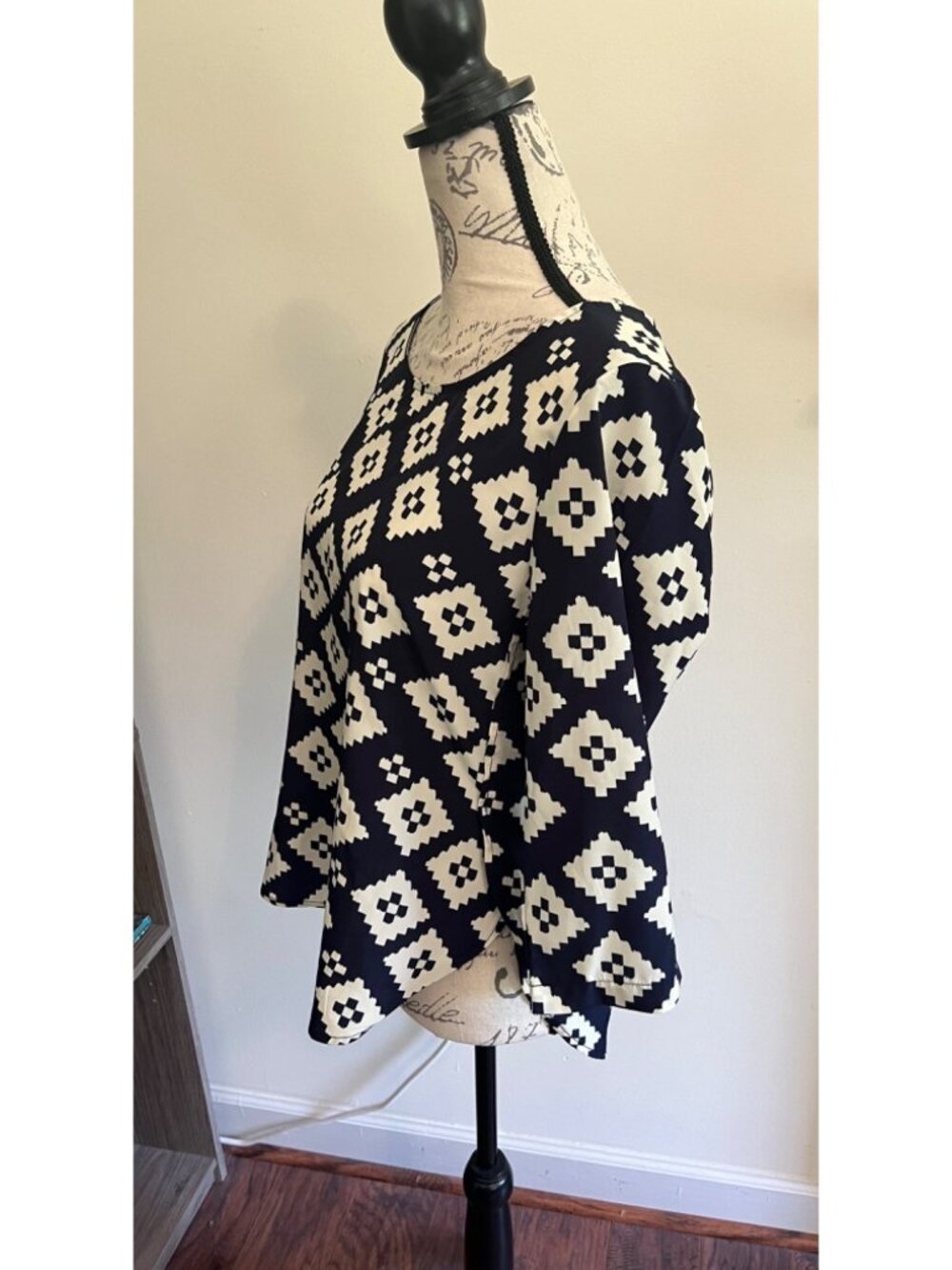 Timing Blue & White Geometric Aztec Print Blouse Shirt Classic M Office Career - Picture 3 of 8